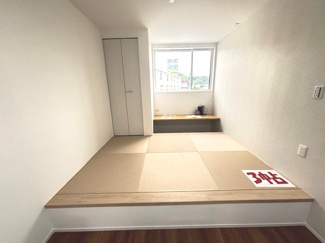 【和室】 | 廿日市市宮内【全4区画】No4 | LDKに隣接する3帖の小上がり和室。奥にはスタディーカウンターと収納、窓が配されており、お子様の学習スペースやリモートワーク、ちょっとした休憩スペースとして多用途に活用できます。