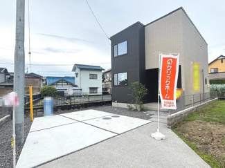 【外観】 | 廿日市市宮内【全4区画】No4 | スタイリッシュな2トーンの外観デザイン。前面にはコンクリート舗装された2台分の駐車スペースを確保しています。アプローチ部分や周囲は砂利敷きで、すっきりとした印象です。
