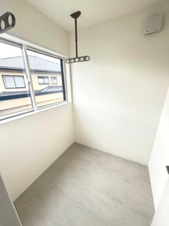 【ランドリースペース】 | 廿日市市宮内【全4区画】No4 | 2階に設けられた2.0帖のサンルーム。天候や時間帯、花粉、PM2.5などを気にせず、いつでも洗濯物を干すことができます。ランドリールームやバルコニー代わりとして活躍する空間です。