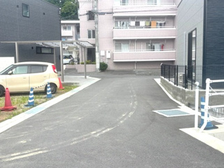 【前面道路含む現地写真】 | 廿日市市宮内【全4区画】No4 | 物件の前面道路は舗装されており、お車の出し入れもスムーズに行えます。周辺は落ち着いた住宅街となっており、道路幅にもゆとりがあるため、駐車時や離合の際も安心です。