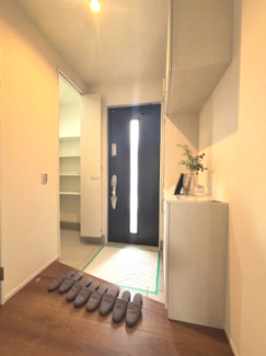 【玄関】 | 廿日市市宮内【全4区画】No4 | カウンター型のシューズボックスに加え、左手には土間続きのシューズインクロークを配置。すっきりとした空間を維持しやすく、ゲストを心地よく迎えられる明るい玄関です。