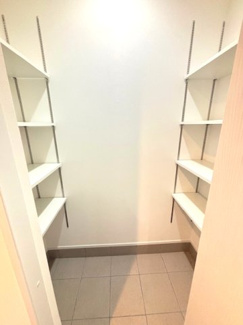 【玄関】 | 廿日市市宮内【全4区画】No4 | 玄関横のシューズインクロークには、高さを自由に調節できる可動棚を両面に設置。靴類はもちろん、ベビーカーやアウトドア用品など、外で使用する大型アイテムもそのまま収納可能です。