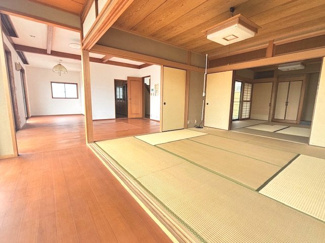 【居間・リビング】 | 廿日市市阿品4丁目【87坪】【中古戸建】 | 本格的な伝統美を感じさせる、8帖の和室が2間続きとなった開放的な空間。客間としてはもちろん、襖を開け放つことでリビングと一体化したシームレスな大空間となり、多人数が集まる際にも柔軟に対応可能です。