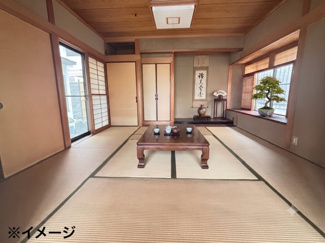 【和室】 | 廿日市市阿品4丁目【87坪】【中古戸建】 | 8帖の和室2間を繋げた、奥行きのある広々とした空間。それぞれの部屋に十分な広さの収納（押入）や床の間、仏間が美しく配置されており、伝統的な日本家屋の気品と、多用途に対応できる実用性を兼ね備えています。