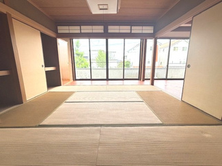 【和室】 | 廿日市市阿品4丁目【87坪】【中古戸建】 | 和室から南東側の庭を望むアングル。大きな掃き出し窓が並び、外からの豊かな自然光を室内に広く採り込みます。視界が抜けるため、座った状態でも開放感と心地よい通風をダイレクトに感じられます。