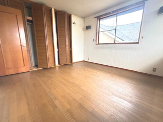 【洋室】 | 廿日市市阿品4丁目【87坪】【中古戸建】 | 南東側のバルコニーに面した明るい2階洋間。広々とした間取りでベッドなどの大型家具も配置しやすく、主寝室に適しています。壁面には大容量のクローゼット（物入）が2箇所あり、衣服もすっきりと収まります。