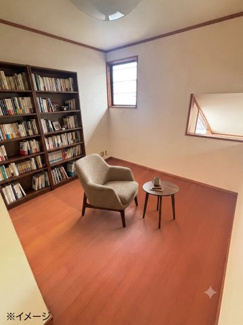 【エントランス】 | 廿日市市阿品4丁目【87坪】【中古戸建】 | ゆったりとした幅が確保された2階の階段ホール。手すりが設置されており、毎日の昇降を安全にサポートします。周囲の壁面や建具には木の温もりが残されており、家全体の統一感と落ち着きを演出しています。