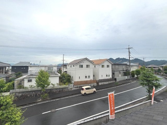 【展望】 | 廿日市市阿品4丁目【87坪】【中古戸建】 | 2階からの見晴らしの良い眺望です。周囲は低層の住宅街となっており、前面道路を挟んで向かいの建物との距離が保たれているため、圧迫感が少なく、遠くまで視線が抜ける開放的な景色が広がります。