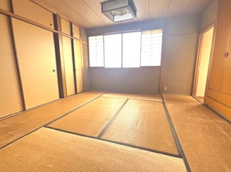 【和室】 | 廿日市市阿品4丁目【87坪】【中古戸建】 | 2面採光で日当たりが良く、心地よい光が差し込む和室です。押し入れや天袋、大容量のクローゼットなど豊富な収納スペースを備えており、布団や季節物の衣類もすっきりと片付き、お部屋を広く使えます。