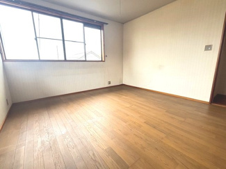 【洋室】 | 廿日市市阿品4丁目【87坪】【中古戸建】 | 2階に配された、落ち着きある独立した8帖の和室。2面に窓が設けられており、陽当り・通風ともに良好です。大型の押入と物入が備わっているため、寝具や季節ものの調度品なども余裕を持って収納できます。