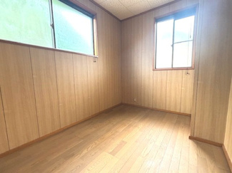 【その他】 | 廿日市市阿品4丁目【87坪】【中古戸建】 | 2階北西側に位置するゆとりある広さの納戸。窓が設置されているため、換気や採光を確保しながら季節ものの家財道具やスーツケース、お布団などをすっきりと保管できる、大変実用的な収納空間です。