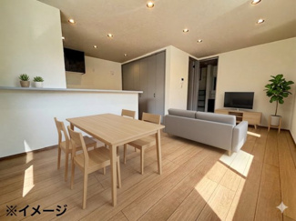 【居間・リビング】 | 中区江波西1丁目（舟入南電停）全1区画【外構込み】 | ナチュラルな色合いのフローリングと白壁が調和した、明るく開放的なリビング。キッチン背面のパントリーやリビング収納など、随所に収納を設けることで、生活空間を常にすっきりと保つことができます。