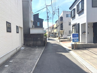 【前面道路含む現地写真】 | 中区江波西1丁目（舟入南電停）全1区画【外構込み】 | 前面道路は、周辺の交通量が少ない落ち着いた住環境です。平坦な道のりのため、徒歩や自転車での移動もスムーズ。近隣には住宅が立ち並び、視界を遮る高い建物が少ないため、開放感のある立地です。