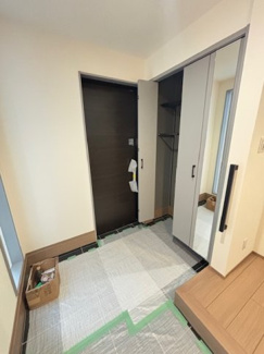 【玄関】 | 中区江波西1丁目（舟入南電停）全1区画【外構込み】 | 玄関には、姿見付きの大型シューズボックスを完備。お出かけ前の身だしなみチェックが可能です。可動棚式の収納は、ブーツや高さのある荷物の整理にも便利。玄関まわりをすっきりと保つ高い収納力を備えています。