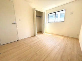 【洋室】 | 安芸郡熊野町城之堀1丁目　全10区画　NO10 | 2面採光を確保した6帖の洋室。クローゼットが配置されており、居住スペースを広く保てます。子供部屋や書斎など、目的に合わせて柔軟に活用できる空間です。