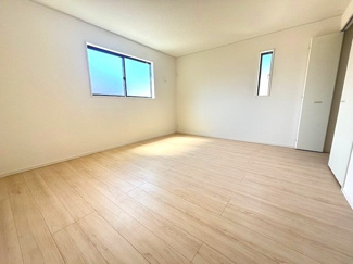 【洋室】 | 安芸郡熊野町城之堀1丁目　全10区画　NO10 | ゆとりある9帖の主寝室。キングサイズのベッドを配置しても動線をしっかり確保できる広さがあります。大型クローゼットも完備し、衣類や寝具の収納もスムーズです。
※家具は生成AIで追加したイメージです