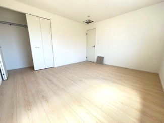 【洋室】 | 安芸郡熊野町城之堀1丁目　全10区画　NO10 | 主寝室にふさわしい9帖の広々とした洋室。ダブルベッドを配置しても周囲に十分なゆとりがあり、ナイトテーブルやチェストも設置可能です。2面採光による明るさと、大型クローゼットの収納力が魅力です。