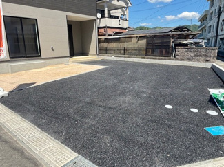 【駐車場】 | 安芸郡熊野町城之堀1丁目　全10区画　NO10 | 並列で複数台の駐車が可能なゆとりあるカースペース。アスファルト舗装が施されており、雨の日の足元も安心です。自転車やバイクの駐輪スペースとしても活用できる広さを確保しています。