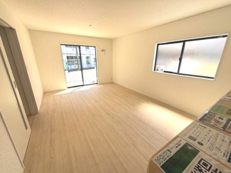【居間・リビング】 | 安芸郡熊野町城之堀1丁目　全10区画　NO10 | 2面に窓を設け、自然光が差し込む心地よいリビング。隣接地との間隔が確保されているため、窓からの圧迫感も抑えられています。家具配置のしやすい長方形の空間で、リビング学習や食事の時間を快適に過ごせます。