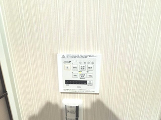 【設備】 | 東広島市八本松南5丁目（全8区画）No6 | 壁面に配置された浴室暖房換気乾燥機のリモコン。シンプルな操作パネルで、手軽にモード切替が行えます。