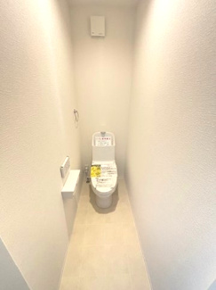 【トイレ】 | 廿日市市大野下更地（全3区画）No３ | 白を基調とした清潔感のあるトイレ。温水洗浄便座を標準装備しており、快適にお使いいただけます。便利なペーパーホルダー棚も設置。