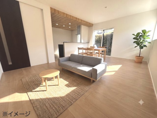 【居間・リビング】 | 廿日市市大野下更地（全3区画）No３ | 南側の大きな開口部から心地よい陽光が差し込む約18畳の広々としたLDK。対面式キッチンの天井には木目調のアクセントクロスをあしらい、家族が集う空間におしゃれな開放感を演出しています。