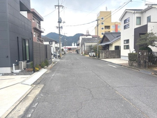 【前面道路含む現地写真】 | 廿日市市大野1丁目（JR大野浦駅）最終1棟 | 前面道路は幅員にゆとりがあり、視界がひらけた落ち着いた街並み。お車の出し入れやすれ違いもスムーズに行えます。