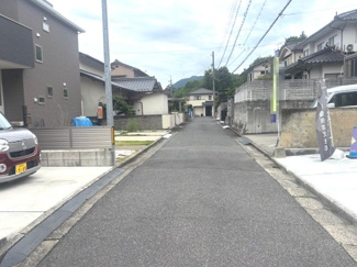 【前面道路含む現地写真】 | 安佐北区可部6丁目（全2区画）No１ | 物件の前面道路は南側約4ｍの公道に面しています。周辺は落ち着いた住宅街が広がっており、交通量も比較的少なく、小さなお子様がいるご家庭や車の運転・出し入れが苦手な方でも安心感のある環境です。