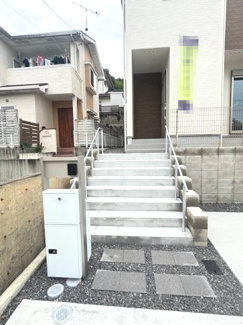 【玄関】 | 安佐北区可部6丁目（全2区画）No１ | 玄関へと続くアプローチ階段には、両側に安全に配慮した手すりを設置。手前には留守中の荷物受け取りに便利な宅配ボックス一体型の機能門柱がスマートに配置されており、共働き世帯にも嬉しい仕様です。