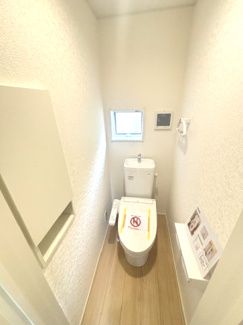 【トイレ】 | 東広島市黒瀬町国近字松崎山　全1棟 | 温水洗浄便座付きの快適なトイレ空間。小窓付きで自然換気が行え、いつでも清潔な状態を保てます。トイレットペーパーなどの収納に役立つ棚も完備されています。