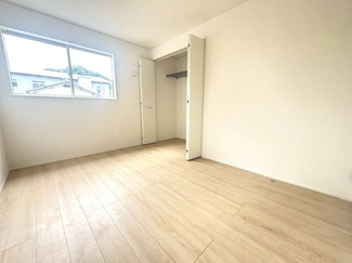 【洋室】 | 東広島市黒瀬町国近字松崎山　全1棟 | 2面採光を確保した明るく通風良好な洋室。各居室にクローゼットを完備しており、衣類や日常の荷物をすっきりと収納可能。お部屋を広く使えるシンプルなレイアウトです。