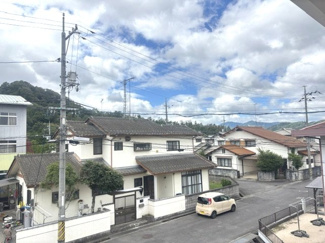 【展望】 | 東広島市黒瀬町国近字松崎山　全1棟 | バルコニーからの見晴らし。周囲には落ち着いた低層住宅街が広がり、開放的な空と豊かな自然を望むことができます。前面に大きな遮蔽物がなく、心地よい風と陽光を感じられる環境です。