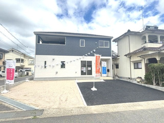 【外観】 | 東広島市黒瀬町国近字松崎山　全1棟 | シックなツートンカラーのモダンな外観デザイン。敷地内には並列駐車が可能なスペースを確保しており、毎日のマイカー通勤や荷物の出し入れもスムーズです。