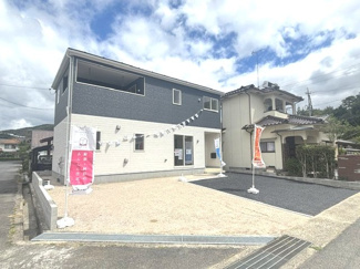 【外観】 | 東広島市黒瀬町国近字松崎山　全1棟 | 2色使いの外壁がスタイリッシュな佇まい。カースペースから玄関アプローチまでの動線もスムーズで、車からの荷物の積み下ろしもラクラク。日当たり・通風ともに良好な住環境です。