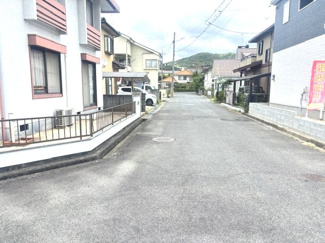 【前面道路含む現地写真】 | 東広島市黒瀬町国近字松崎山　全1棟 | 道路幅員にゆとりがあり、車のすれ違いや敷地への入出庫もスムーズに行えます。周囲は落ち着いた住宅街となっており、静かで快適な生活環境が整っています。