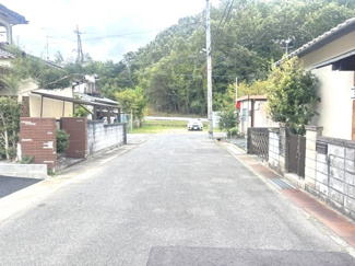 【前面道路含む現地写真】 | 東広島市黒瀬町国近字松崎山　全1棟 | 見通しが良く交通量の少ない前面道路です。お子様の登下校や毎日の散歩も安心感のある環境。緑を感じられる穏やかな街並みが広がっています。