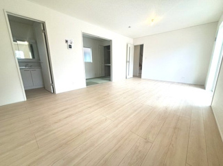 【居間・リビング】 | 東広島市黒瀬町国近字松崎山　全1棟 | 18帖のゆったりとしたLDKに、隣接する4帖の洋風和室を備えた開放的なレイアウト。引き戸を開放することでより広い一体空間として使用でき、用途に合わせて使い分けが可能です。