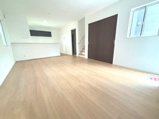 【居間・リビング】 | 廿日市市阿品2丁目（阿品駅）新築未入居 | 明るい木目調のフローリングが広がる17帖のLDK。階段や各居室への動線がスムーズで、家族の会話やふれ合いが増える間取り設計です。