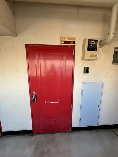 須賀マンションの玄関