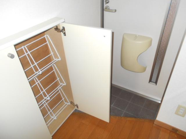 ラトゥール諏訪坂の玄関|収納もある玄関です