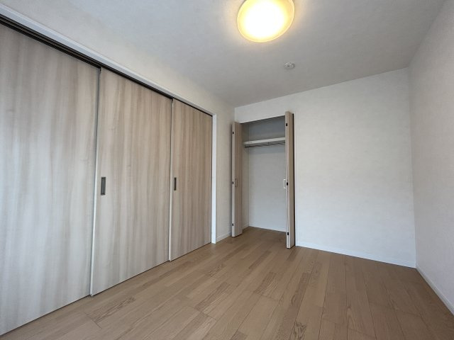 市川パークハウス の洋室|リビング隣接の洋室　扉で仕切ったところ