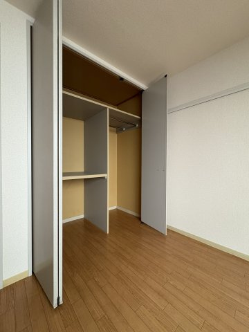 パインＫの収納|使い易い大型クローゼット♪※同建物・同タイプ・別部屋の写真。