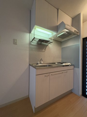 パインＫのキッチン|使い易いシステムキッチン♪※同建物・同タイプ・別部屋の写真。