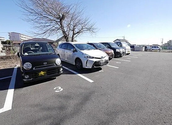 クレストヒル山下Bの駐車場