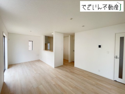 【居間・リビング】 | 上里町勅使河原　中古住宅 | ※新築時の写真
現地(2025年7月撮影)