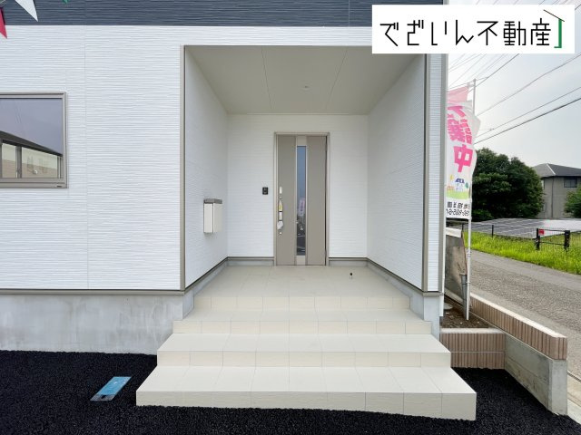 【玄関】 | 上里町勅使河原　中古住宅 | ※新築時の写真
現地(2025年7月撮影)