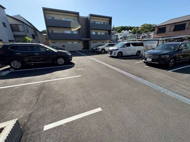 西宮市門戸岡田町の賃貸マンションの駐車場