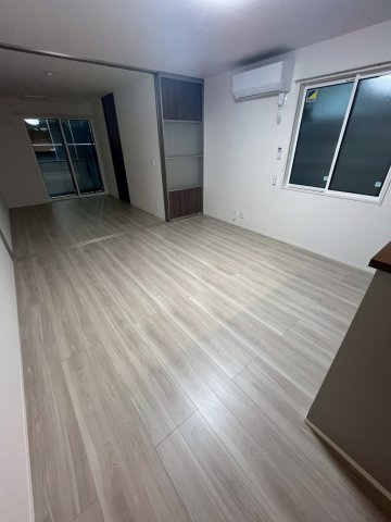 西宮市今津山中町のアパートの居間・リビング