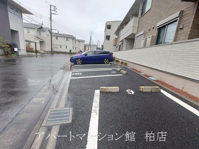サン　エスポワールの駐車場