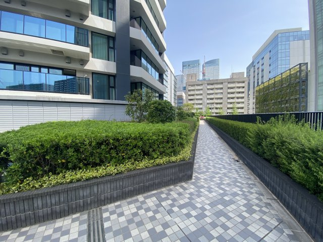 2階に上がると歩道があります。